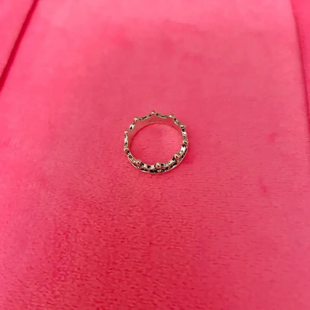 Women's Vintage Ring Very Good Condition Silver and Black Crown Size 4.75
